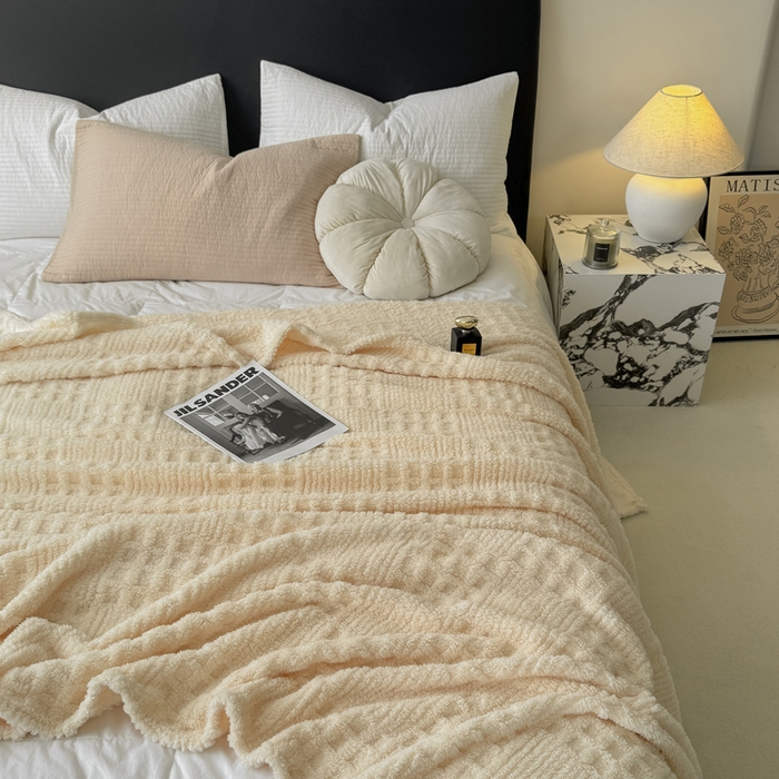 91家纺网 家纺一手货源 找家纺 （总）穆琪2025新款高克重华夫格舒棉绒办公家用多功能毯子几何方块塔芙绒毛毯