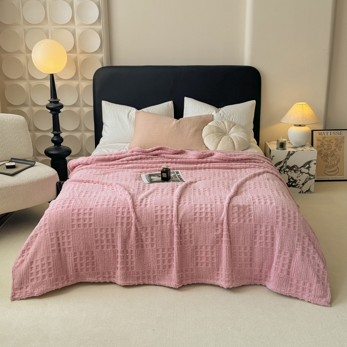 91家纺网 家纺一手货源 找家纺 （总）穆琪2025新款高克重华夫格舒棉绒办公家用多功能毯子几何方块塔芙绒毛毯