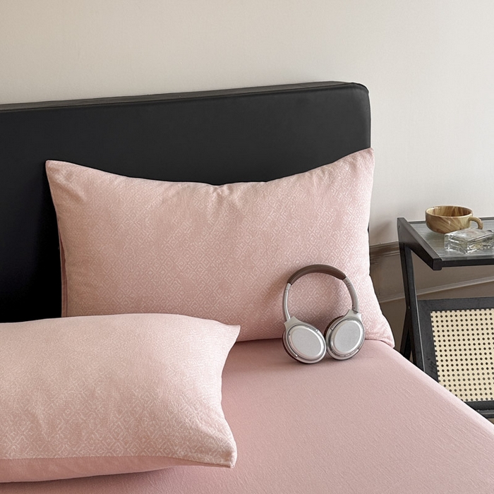 91家纺网 家纺一手货源 找家纺 ab家纺 2025新款全棉纯棉提花四件套-款式二 米卡格-粉