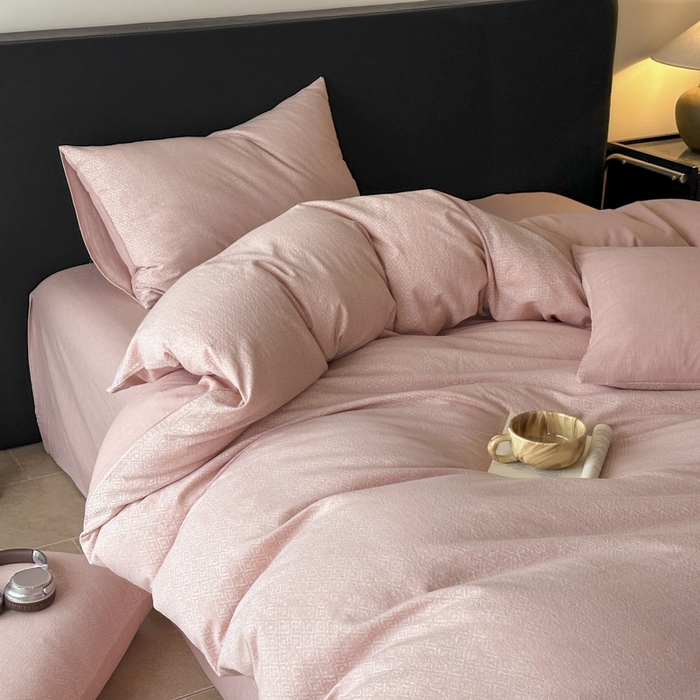 91家纺网 家纺一手货源 找家纺 ab家纺 2025新款全棉纯棉提花四件套-款式二 米卡格-粉