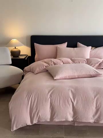 91家纺网 家纺一手货源 找家纺 ab家纺 2025新款全棉纯棉提花四件套-款式二 米卡格-粉