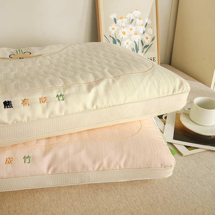 91家纺网 家纺一手货源 找家纺 亦帆 2025新款学生专用平枕护颈枕熊有成竹刺绣款枕头枕芯熊有成竹系列 熊有成竹-米色