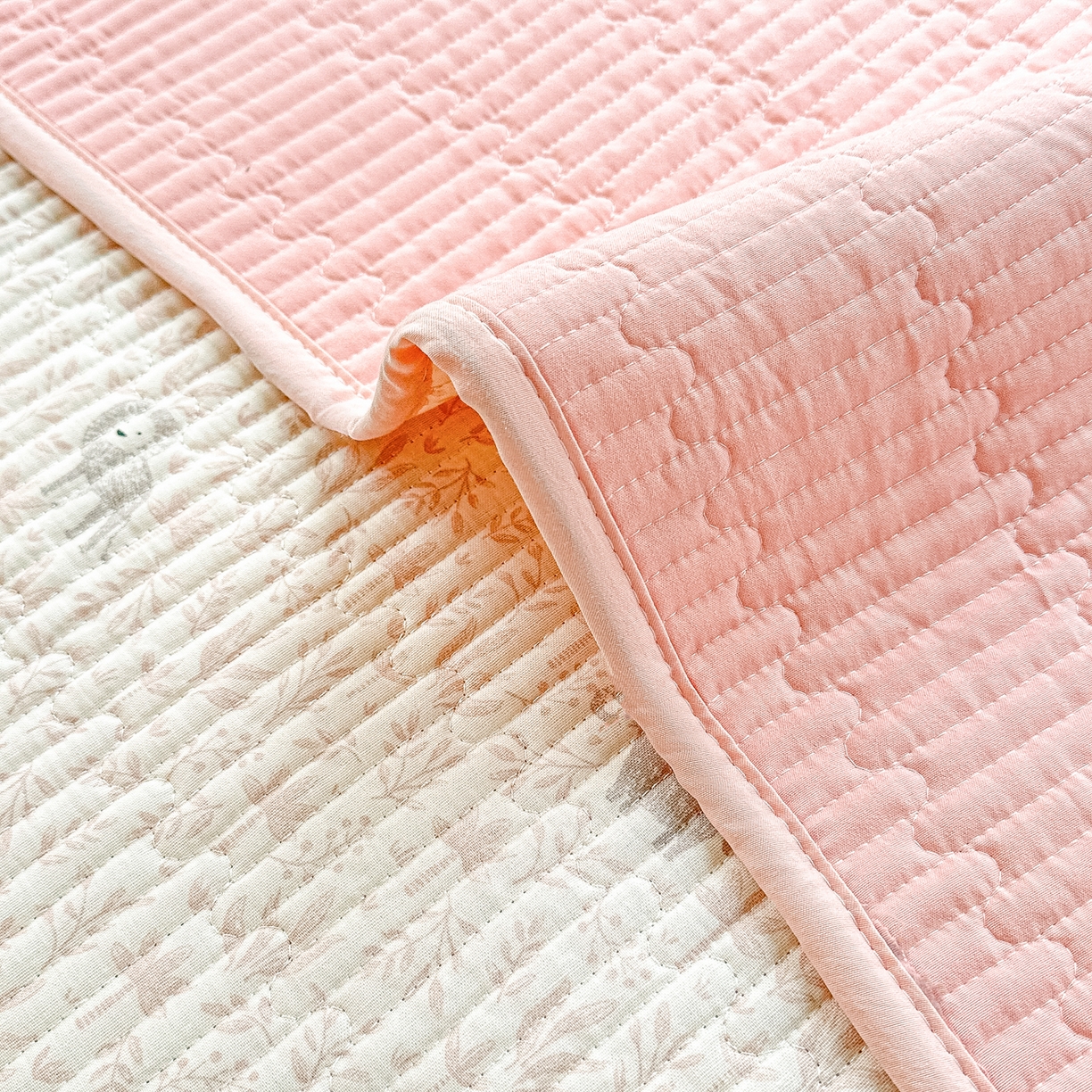 91家纺网 家纺一手货源 找家纺 橘夏家纺 2025新款全棉双层纱床盖单件全棉夹棉学生床垫榻榻米不移位床盖三件套 灵鹿粉