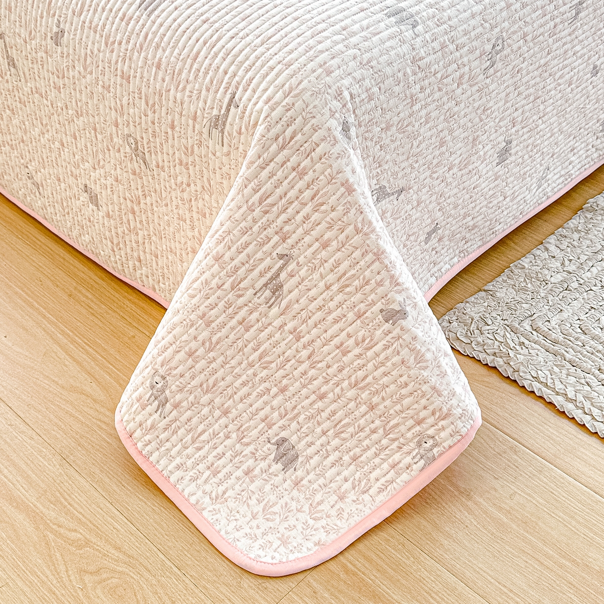 91家纺网 家纺一手货源 找家纺 橘夏家纺 2025新款全棉双层纱床盖单件全棉夹棉学生床垫榻榻米不移位床盖三件套 灵鹿粉