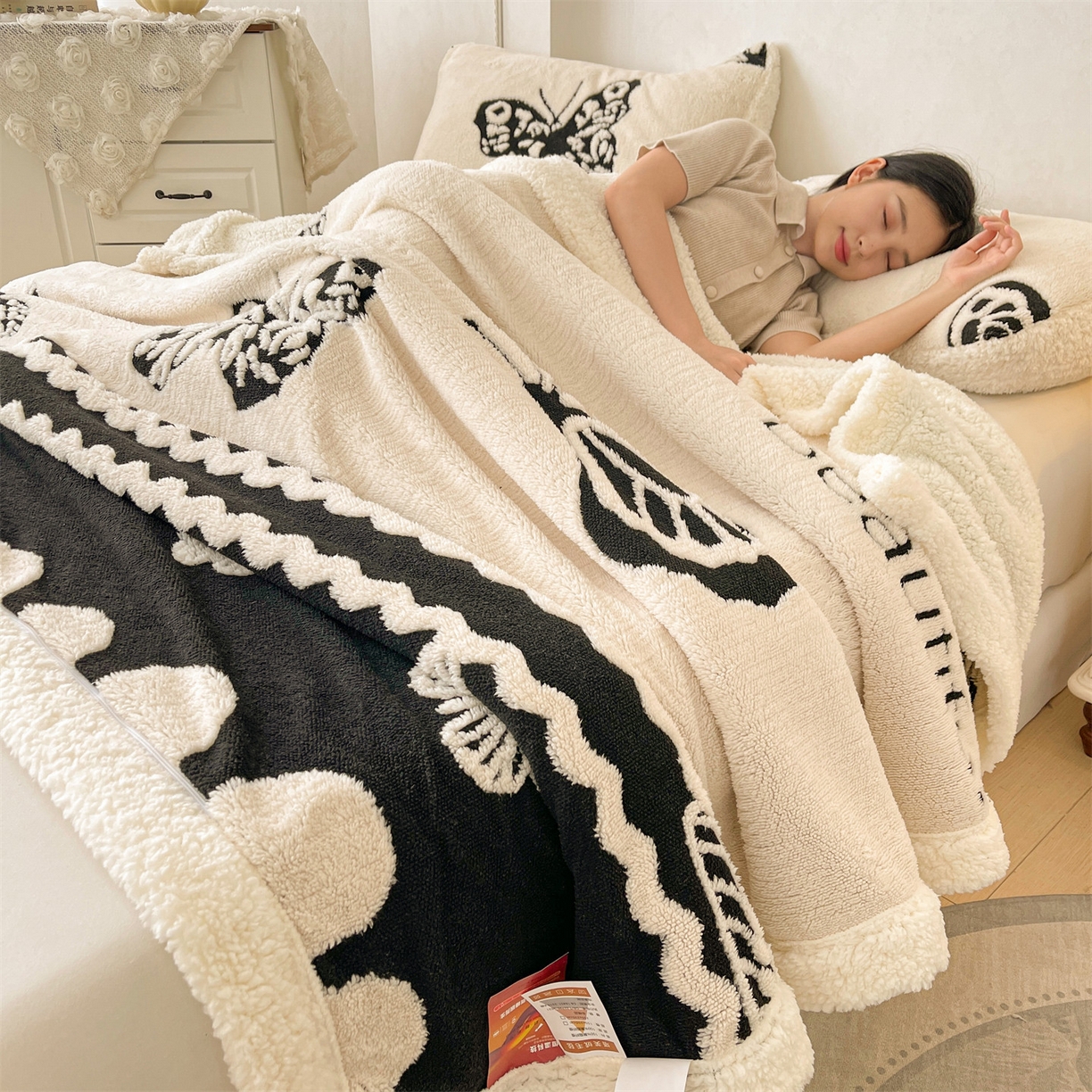91家纺网 家纺一手货源 找家纺 雯豆家纺 2025秋冬新款舒棉绒毛毯多功能盖毯子雕花剪花毯子 米兰-蝴蝶