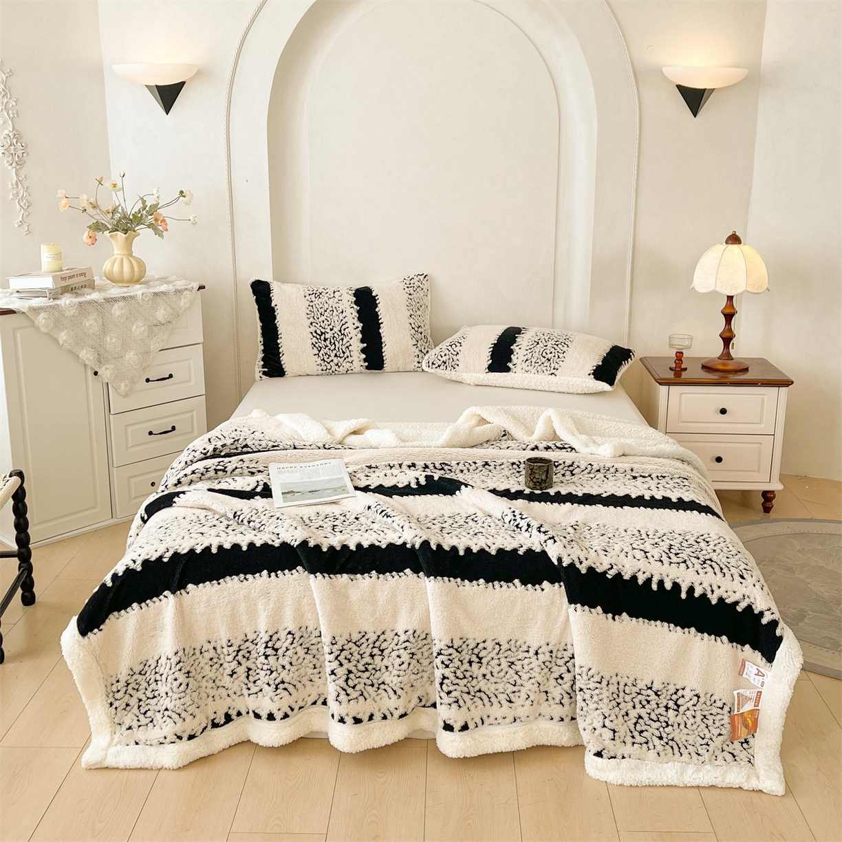 91家纺网 家纺一手货源 找家纺 雯豆家纺 2025秋冬新款舒棉绒毛毯多功能盖毯子雕花剪花毯子 米兰-光影