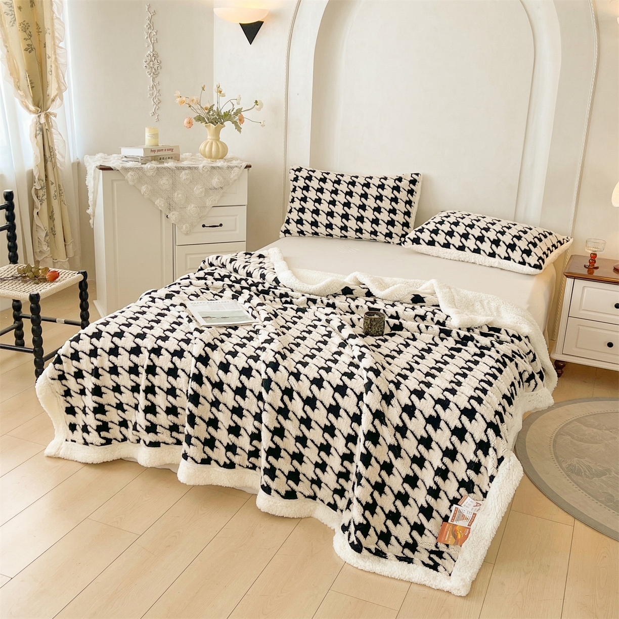 91家纺网 家纺一手货源 找家纺 雯豆家纺 2025秋冬新款舒棉绒毛毯多功能盖毯子雕花剪花毯子 米兰-千鸟格