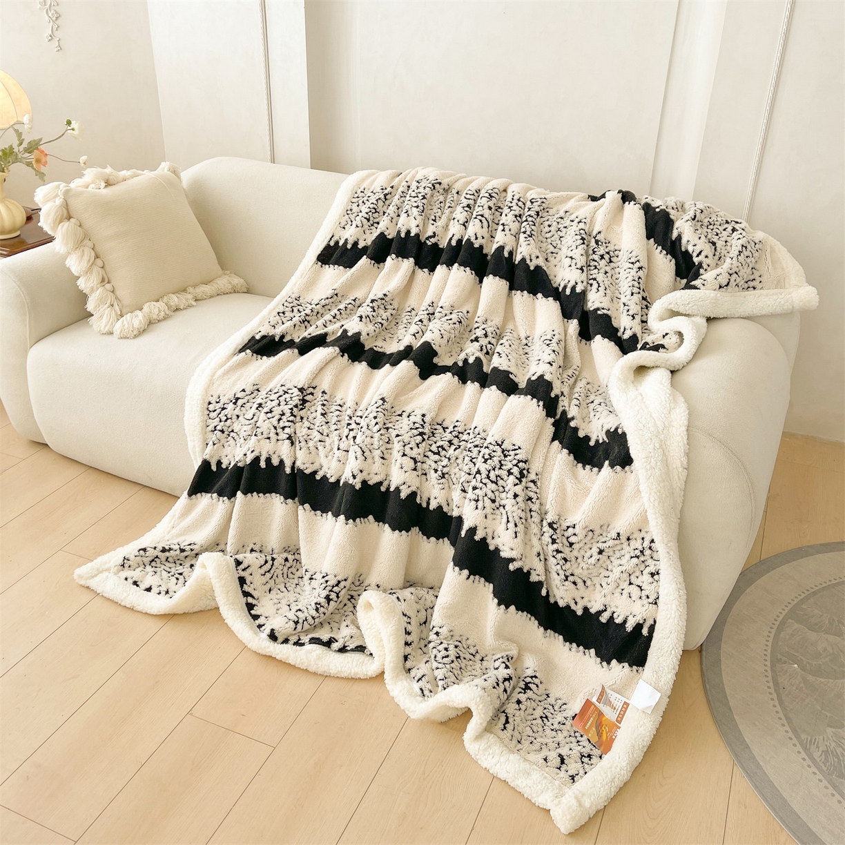 91家纺网 家纺一手货源 找家纺 雯豆家纺 2025秋冬新款舒棉绒毛毯多功能盖毯子雕花剪花毯子 米兰-光影