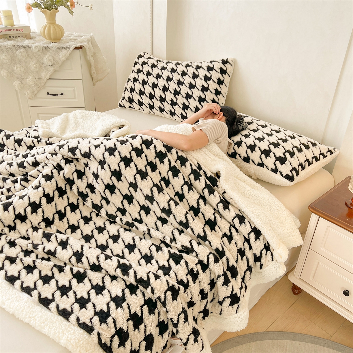 91家纺网 家纺一手货源 找家纺 雯豆家纺 2025秋冬新款舒棉绒毛毯多功能盖毯子雕花剪花毯子 米兰-千鸟格