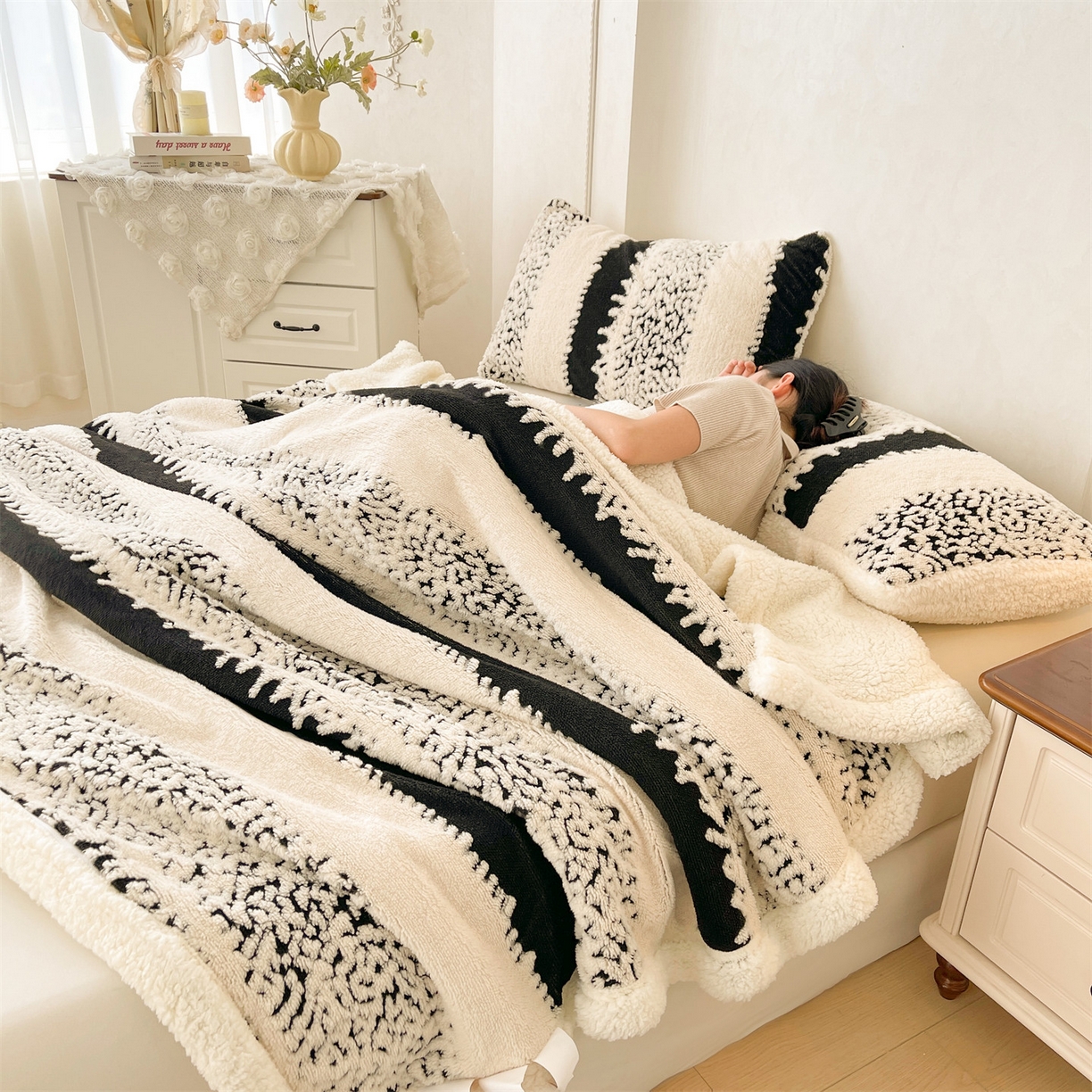 91家纺网 家纺一手货源 找家纺 雯豆家纺 2025秋冬新款舒棉绒毛毯多功能盖毯子雕花剪花毯子 米兰-光影