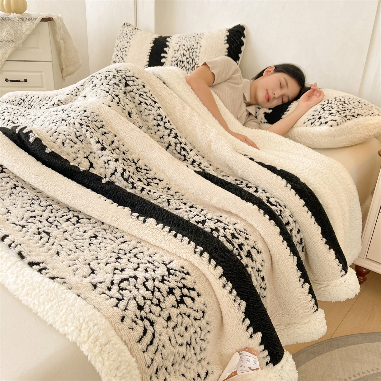 91家纺网 家纺一手货源 找家纺 雯豆家纺 2025秋冬新款舒棉绒毛毯多功能盖毯子雕花剪花毯子 米兰-光影