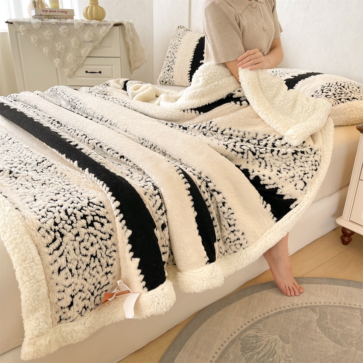 91家纺网 家纺一手货源 找家纺 雯豆家纺 2025秋冬新款舒棉绒毛毯多功能盖毯子雕花剪花毯子 米兰-光影