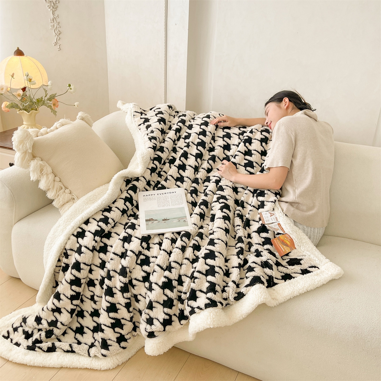 91家纺网 家纺一手货源 找家纺 雯豆家纺 2025秋冬新款舒棉绒毛毯多功能盖毯子雕花剪花毯子 米兰-千鸟格