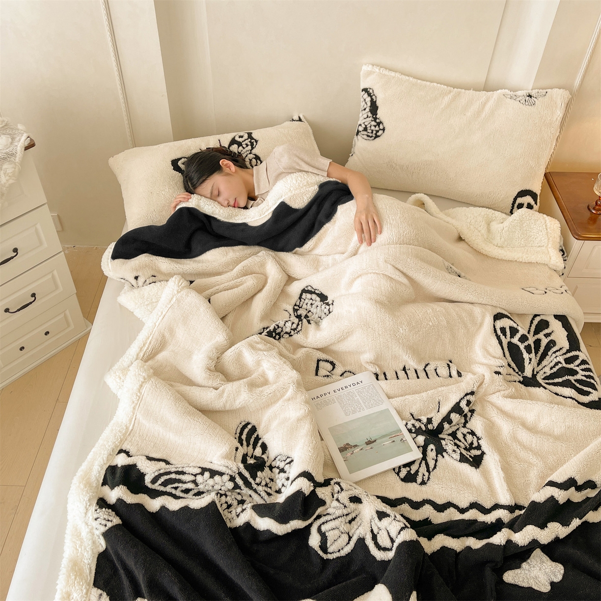 91家纺网 家纺一手货源 找家纺 雯豆家纺 2025秋冬新款舒棉绒毛毯多功能盖毯子雕花剪花毯子 米兰-蝴蝶