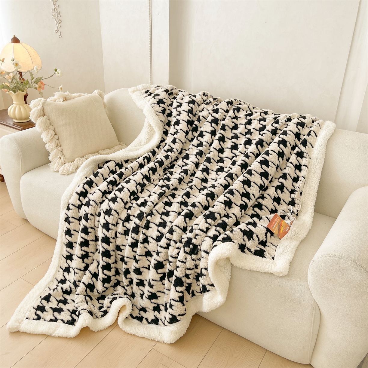 91家纺网 家纺一手货源 找家纺 雯豆家纺 2025秋冬新款舒棉绒毛毯多功能盖毯子雕花剪花毯子 米兰-千鸟格