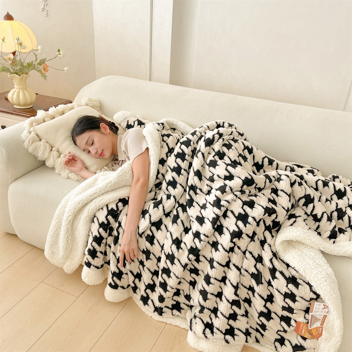 91家纺网 家纺一手货源 找家纺 雯豆家纺 2025秋冬新款舒棉绒毛毯多功能盖毯子雕花剪花毯子 米兰-千鸟格