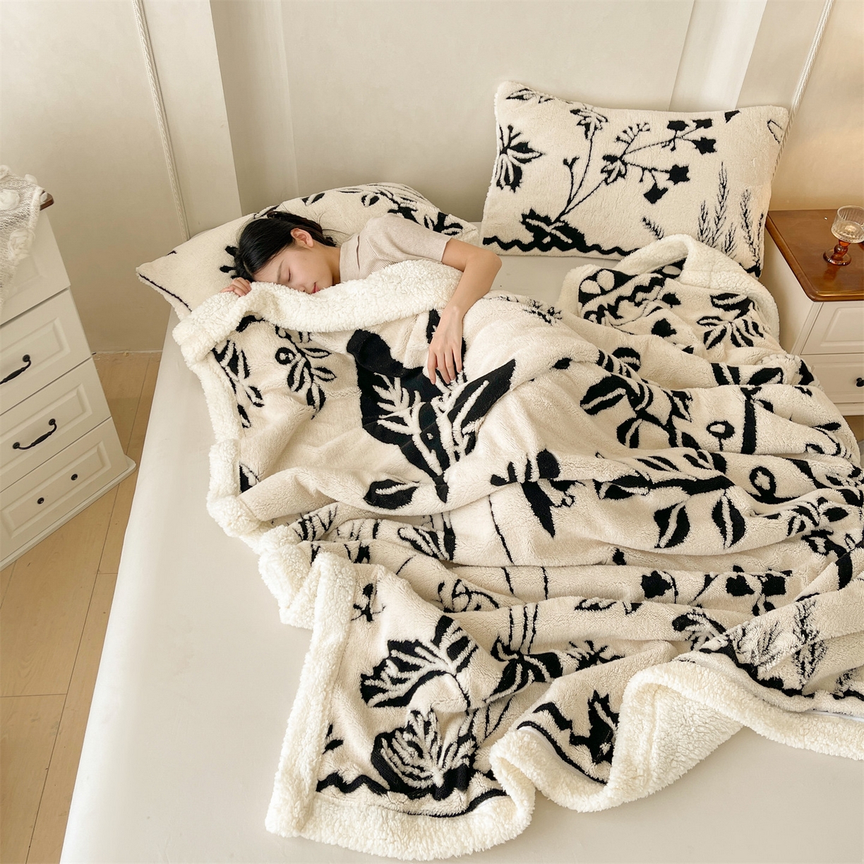 91家纺网 家纺一手货源 找家纺 （总）雯豆家纺 2025秋冬新款舒棉绒毛毯多功能盖毯子雕花剪花毯子