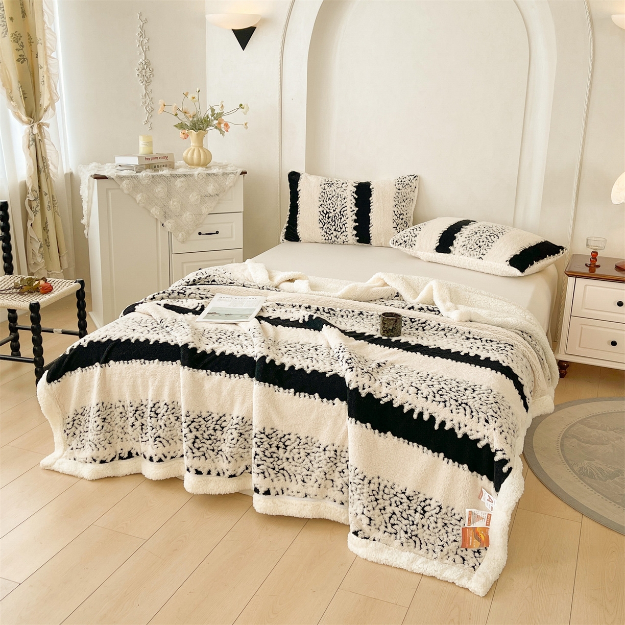 91家纺网 家纺一手货源 找家纺 雯豆家纺 2025秋冬新款舒棉绒毛毯多功能盖毯子雕花剪花毯子 米兰-光影