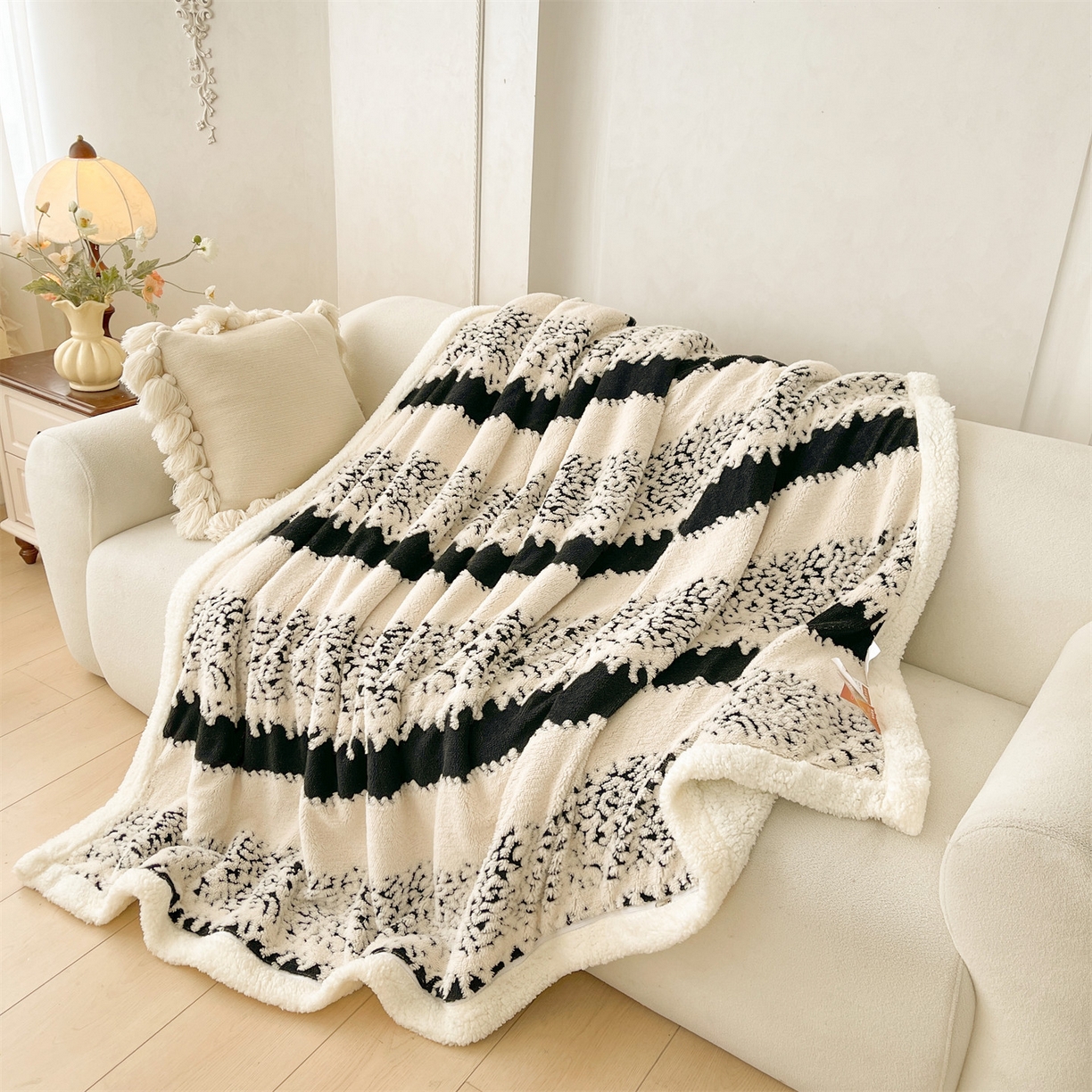 91家纺网 家纺一手货源 找家纺 雯豆家纺 2025秋冬新款舒棉绒毛毯多功能盖毯子雕花剪花毯子 米兰-光影