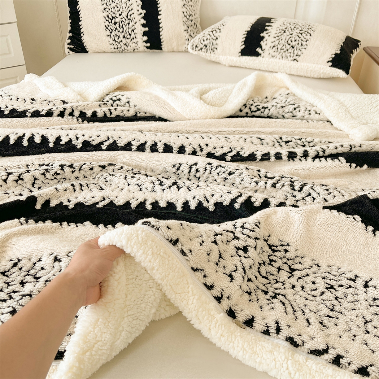 91家纺网 家纺一手货源 找家纺 雯豆家纺 2025秋冬新款舒棉绒毛毯多功能盖毯子雕花剪花毯子 米兰-光影