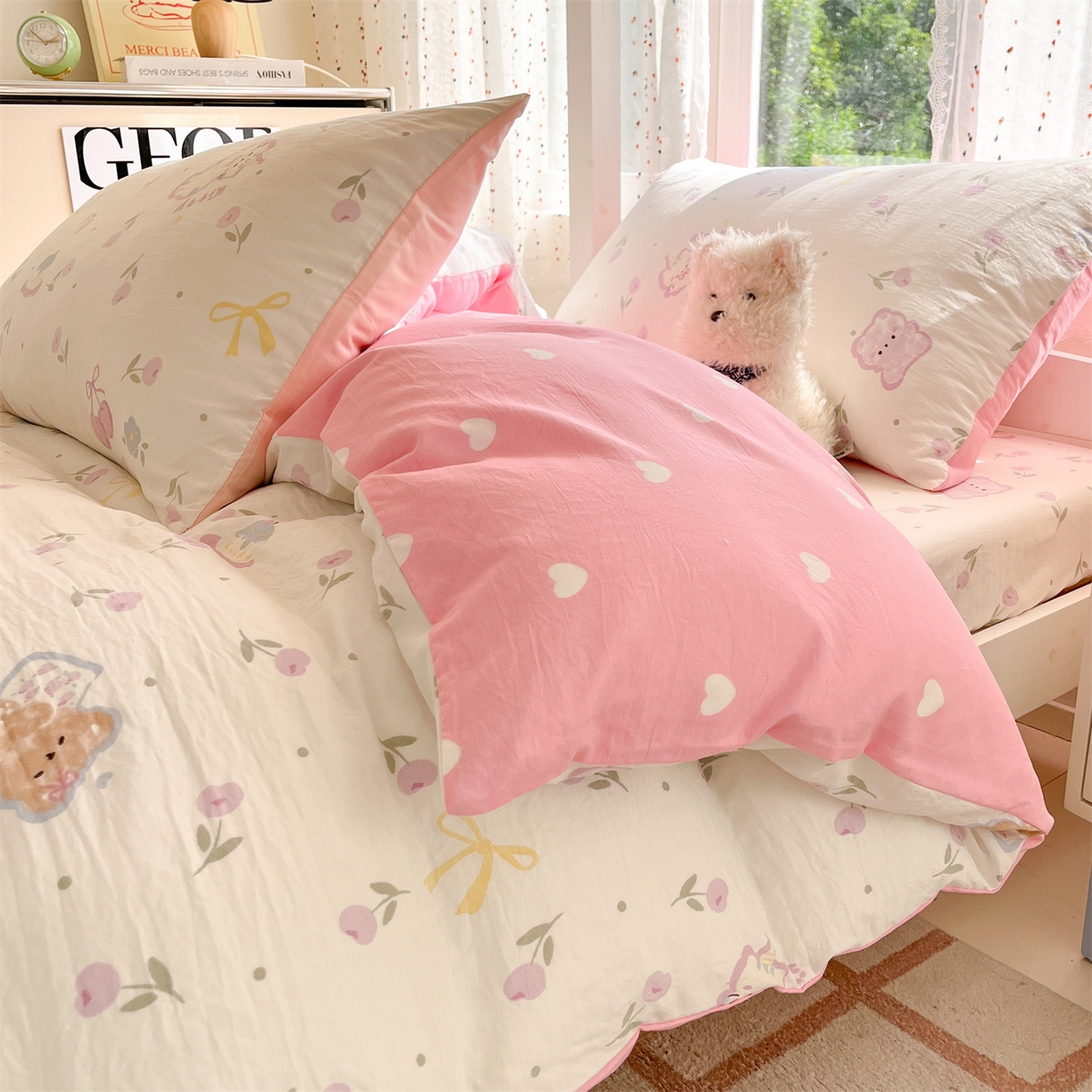 91家纺网 家纺一手货源 找家纺 盛秋家纺 2025新款水洗棉卡通学生小三套套件 花满天+粉爱心