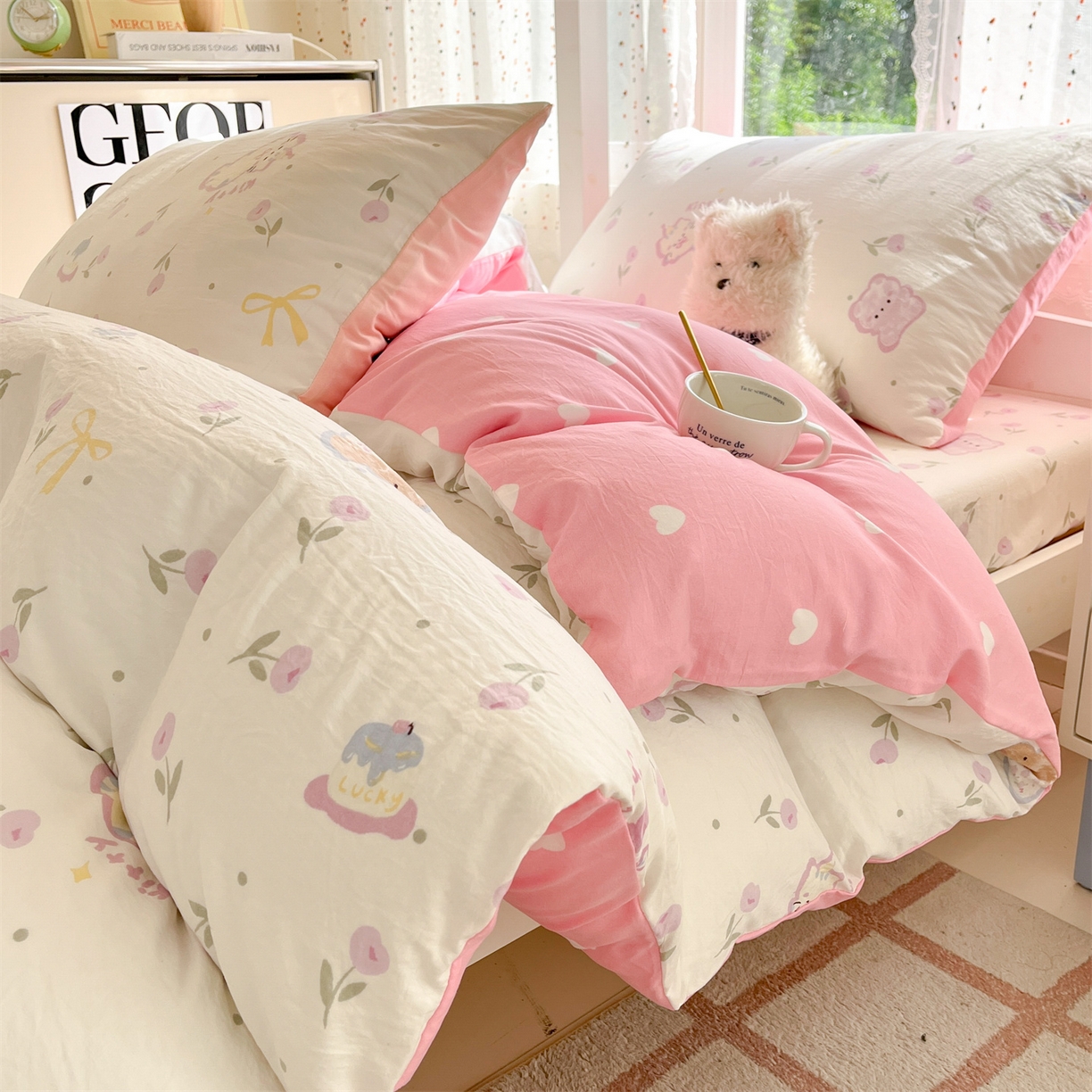 91家纺网 家纺一手货源 找家纺 盛秋家纺 2025新款水洗棉卡通学生小三套套件 花满天+粉爱心