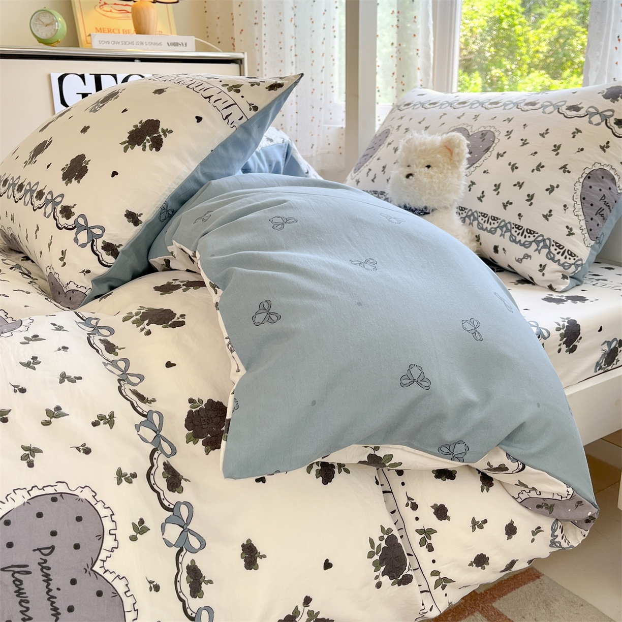 91家纺网 家纺一手货源 找家纺 盛秋家纺 2025新款水洗棉卡通学生小三套套件 着迷+爱心结