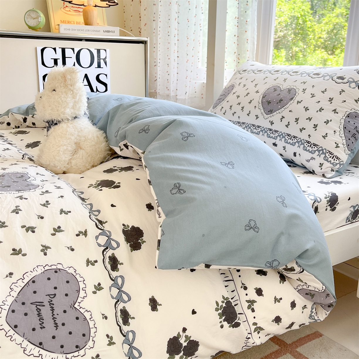 91家纺网 家纺一手货源 找家纺 盛秋家纺 2025新款水洗棉卡通学生小三套套件 着迷+爱心结