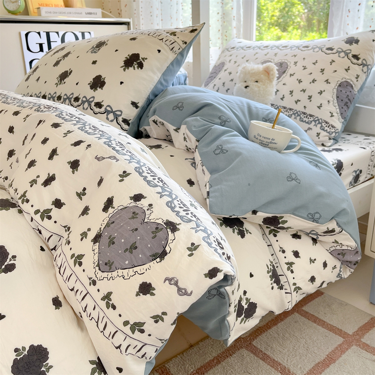 91家纺网 家纺一手货源 找家纺 盛秋家纺 2025新款水洗棉卡通学生小三套套件 着迷+爱心结