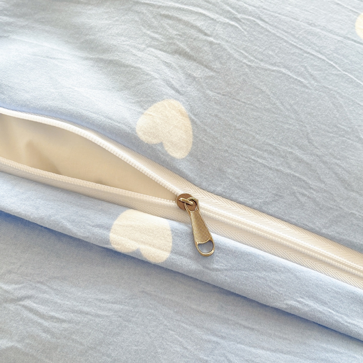 91家纺网 家纺一手货源 找家纺 盛秋家纺 2025新款水洗棉卡通学生小三套套件 欢乐狗+蓝爱心