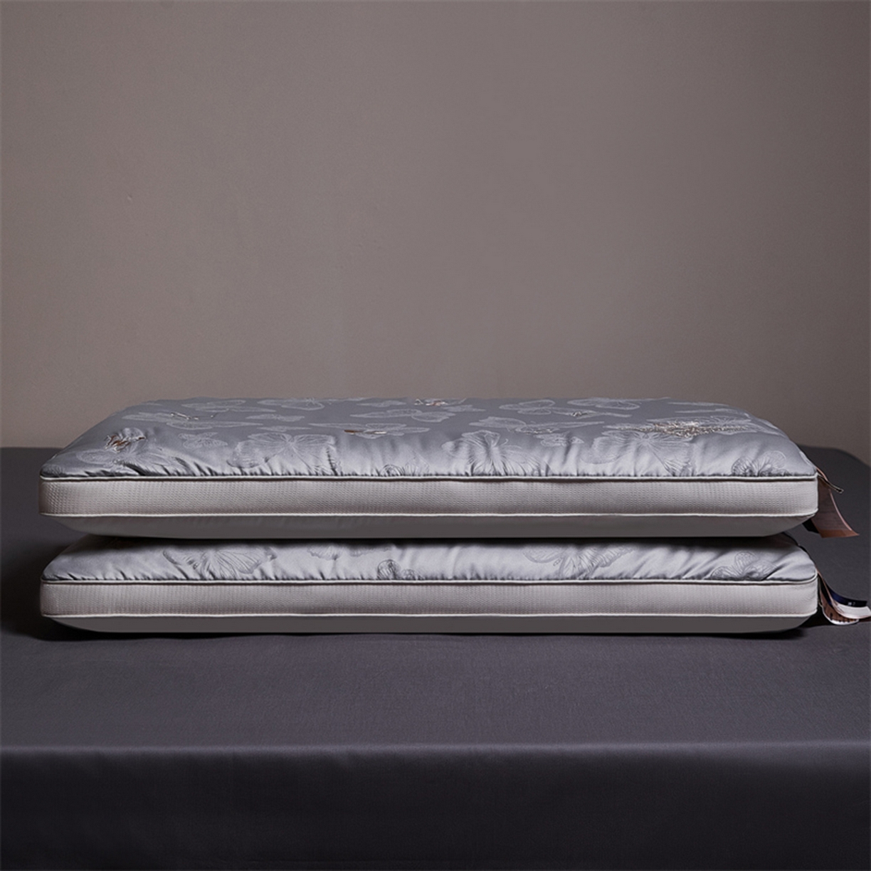 91家纺网 家纺一手货源 找家纺 爱尚家枕芯 2025新款欧式刺绣护颈低枕枕头枕芯 灰色