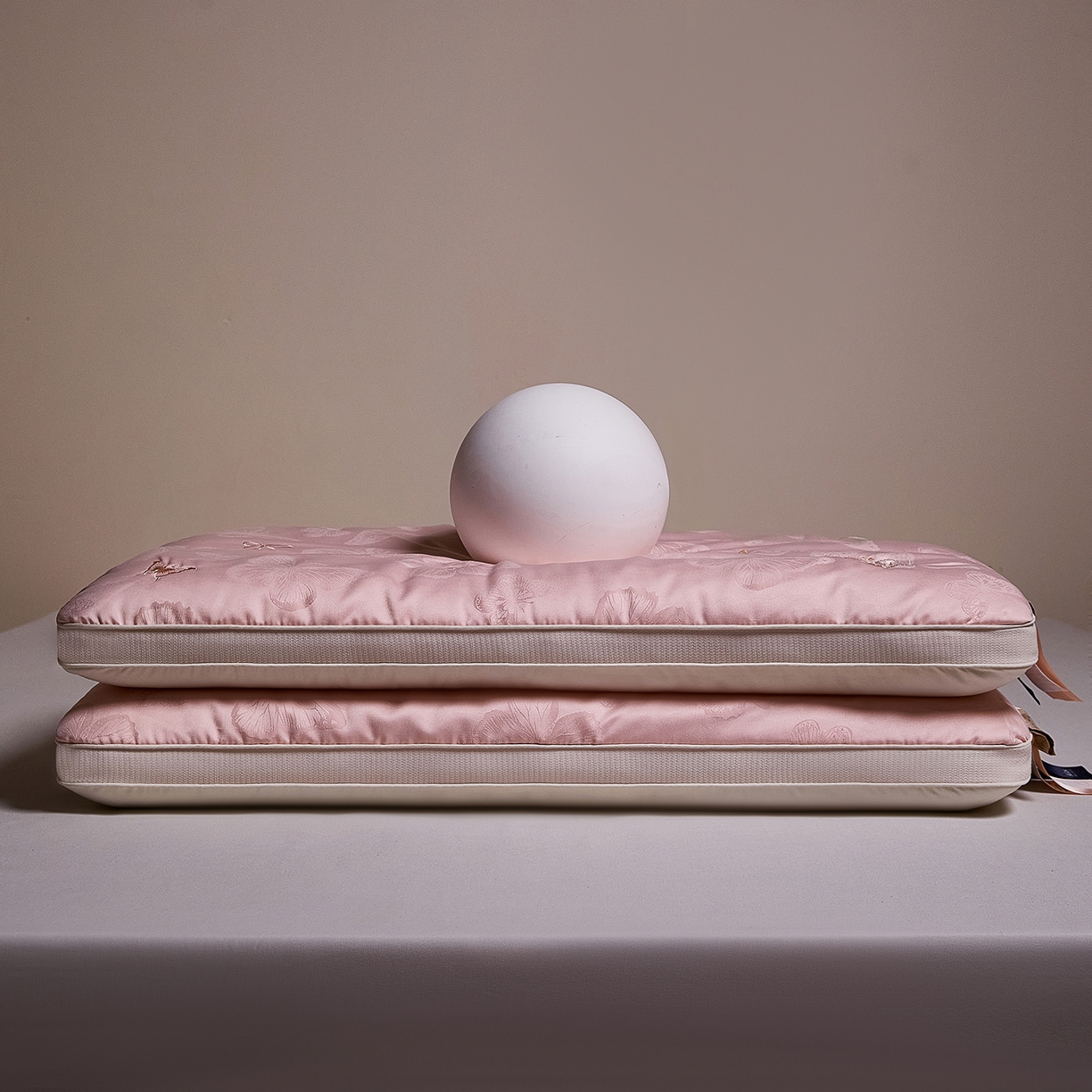 91家纺网 家纺一手货源 找家纺 （总）爱尚家枕芯 2025新款欧式刺绣护颈低枕枕头枕芯