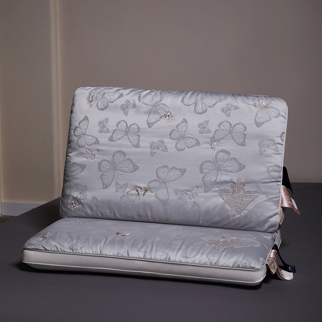 91家纺网 家纺一手货源 找家纺 爱尚家枕芯 2025新款欧式刺绣护颈低枕枕头枕芯 灰色