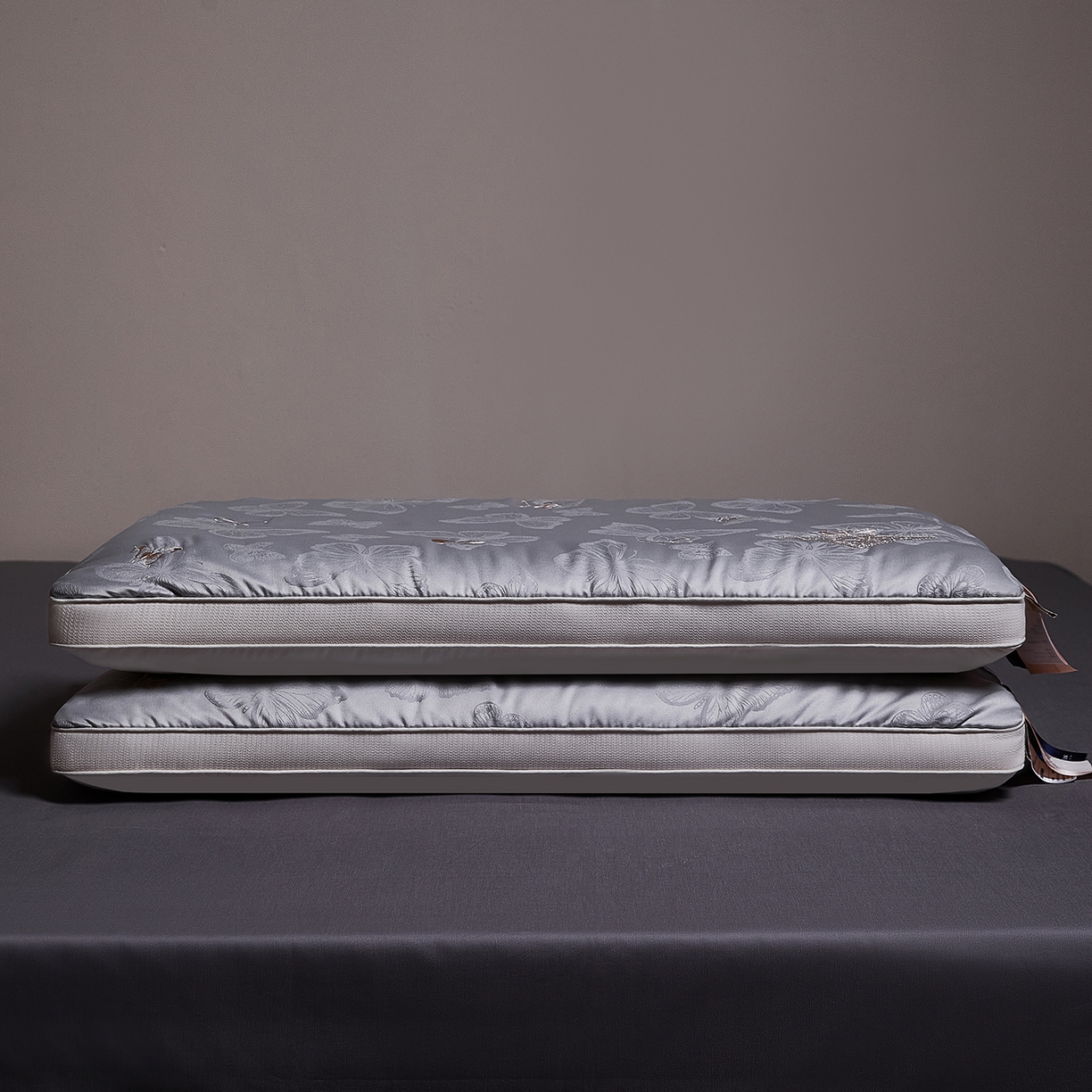 91家纺网 家纺一手货源 找家纺 爱尚家枕芯 2025新款欧式刺绣护颈低枕枕头枕芯 灰色