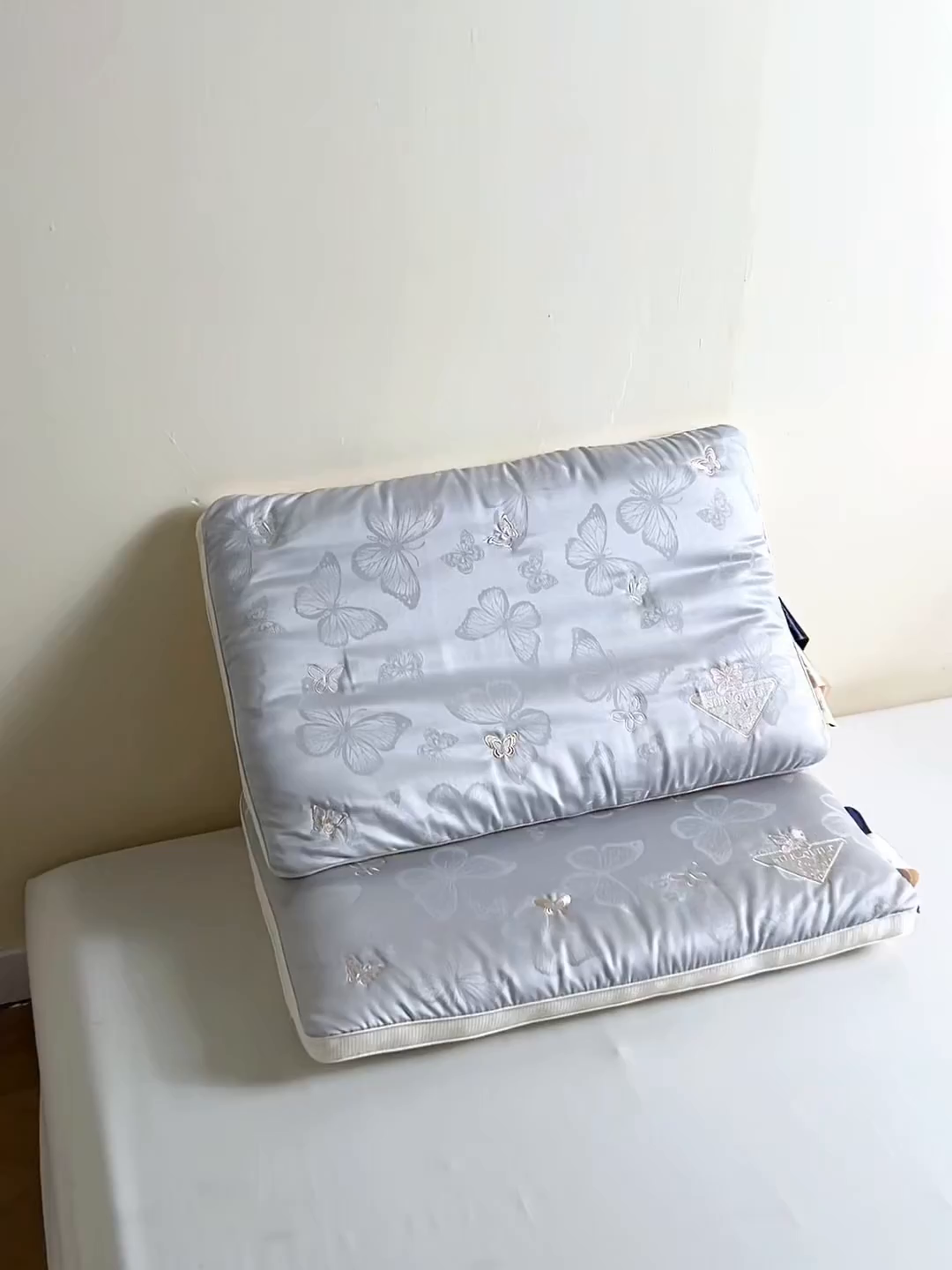 91家纺网 家纺一手货源 找家纺 爱尚家枕芯 2025新款欧式刺绣护颈低枕枕头枕芯 灰色