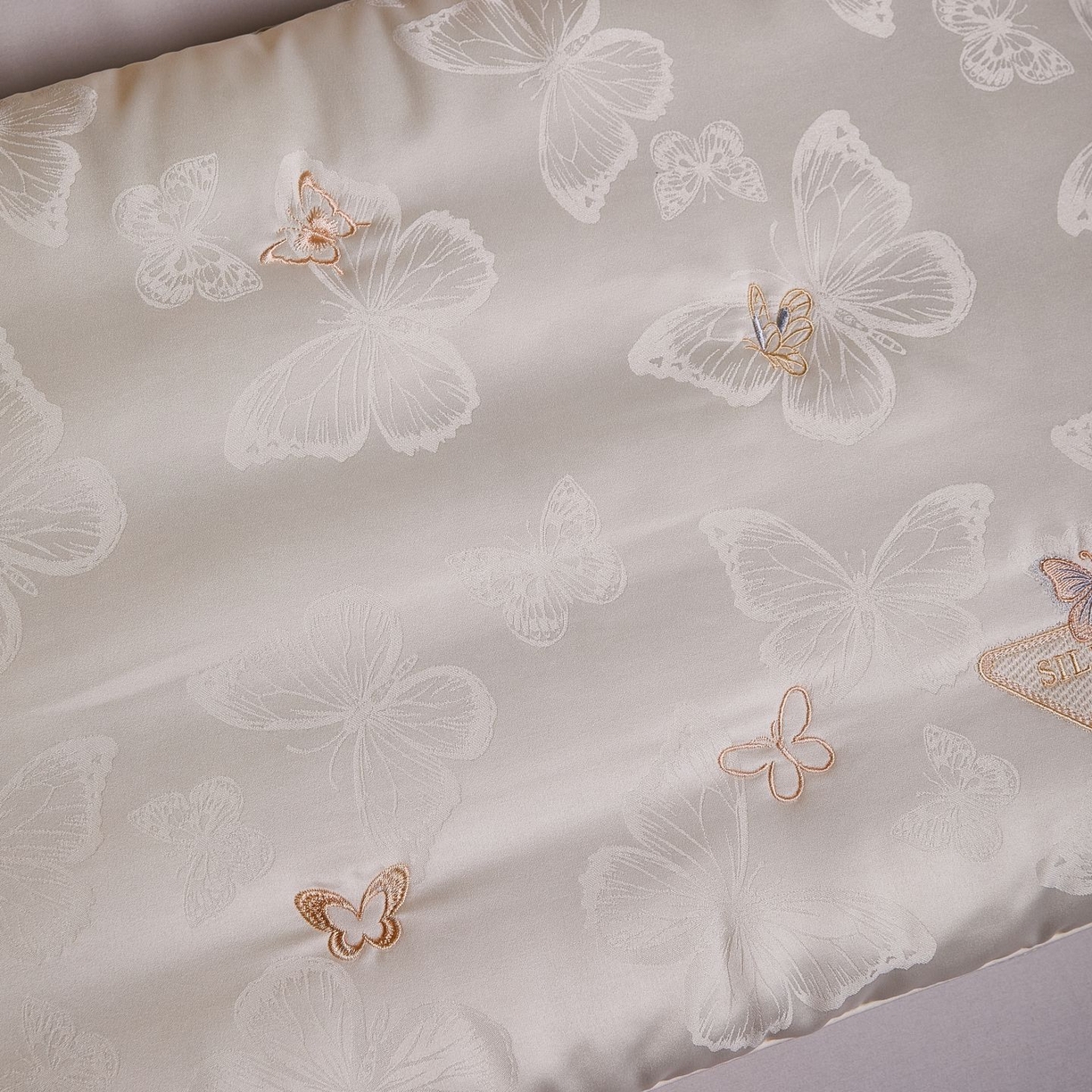 91家纺网 家纺一手货源 找家纺 爱尚家枕芯 2025新款欧式刺绣护颈低枕枕头枕芯 白色