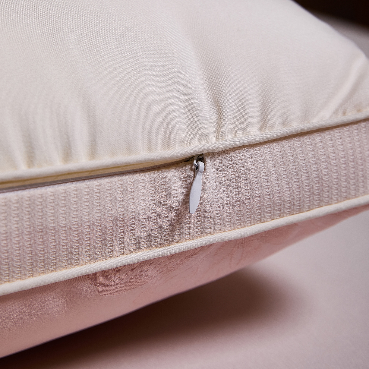 91家纺网 家纺一手货源 找家纺 爱尚家枕芯 2025新款欧式刺绣护颈低枕枕头枕芯 粉色