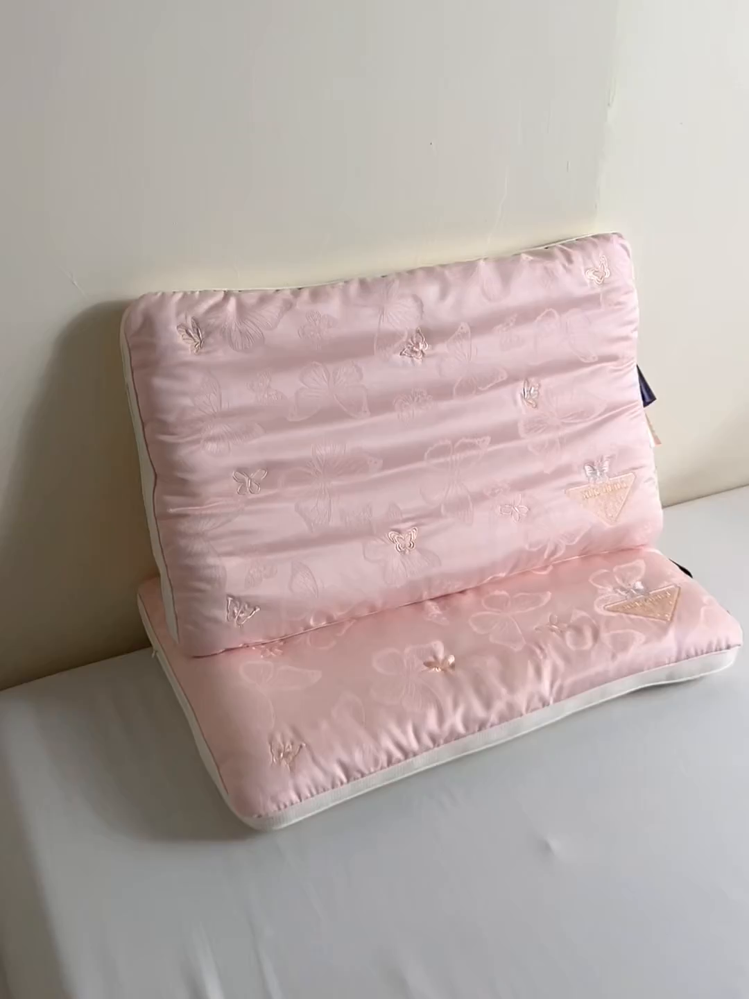 91家纺网 家纺一手货源 找家纺 爱尚家枕芯 2025新款欧式刺绣护颈低枕枕头枕芯 粉色