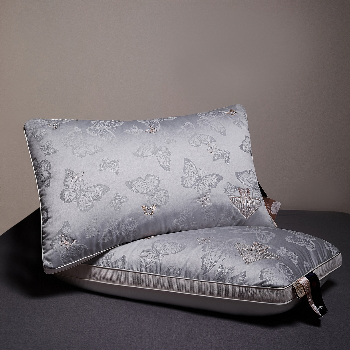 91家纺网 家纺一手货源 找家纺 爱尚家枕芯 2025新款欧式刺绣护颈软枕枕头枕芯 灰色