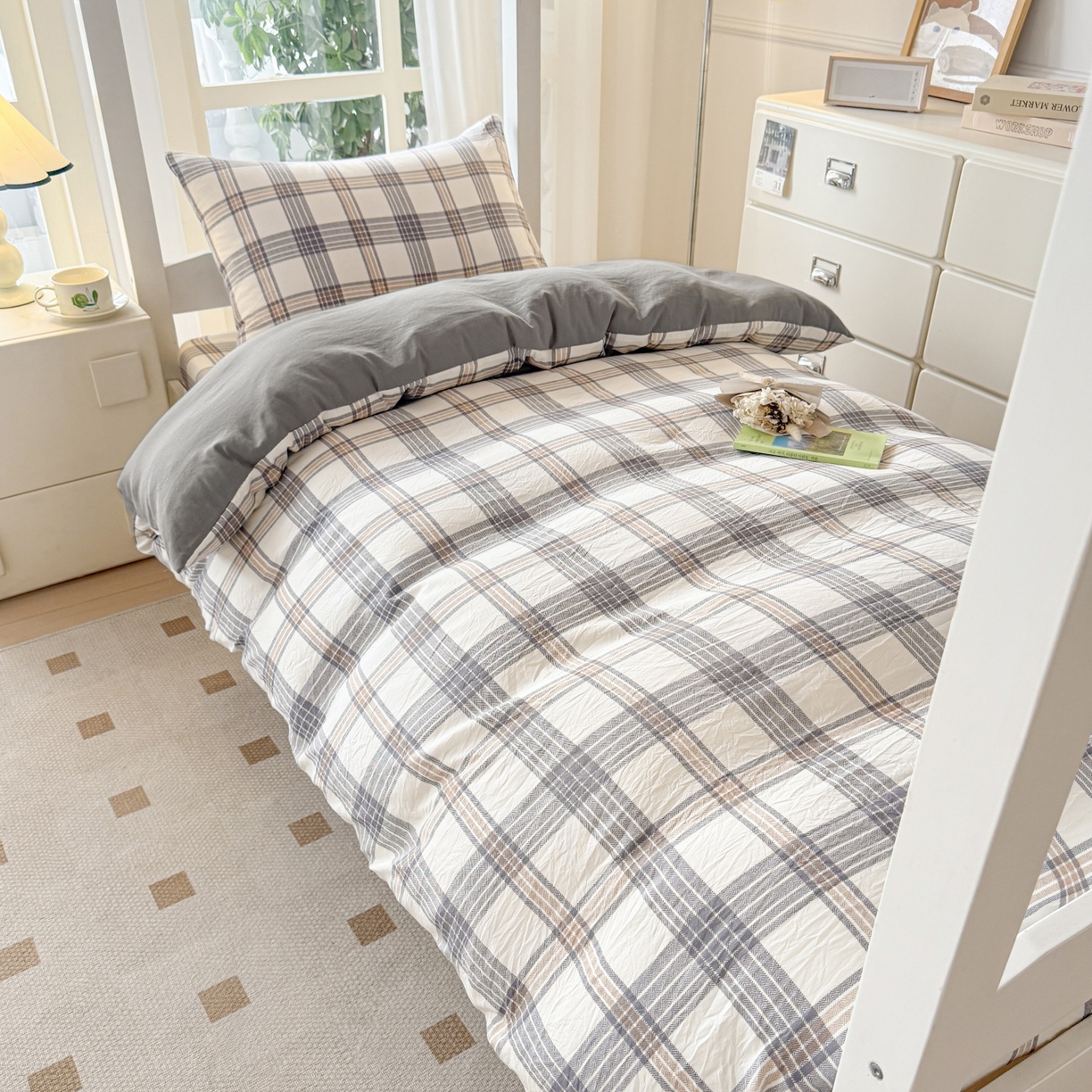 91家纺网 家纺一手货源 找家纺 盛秋家纺 2025新款水洗棉格子学生小三套套件 瑞克+中灰