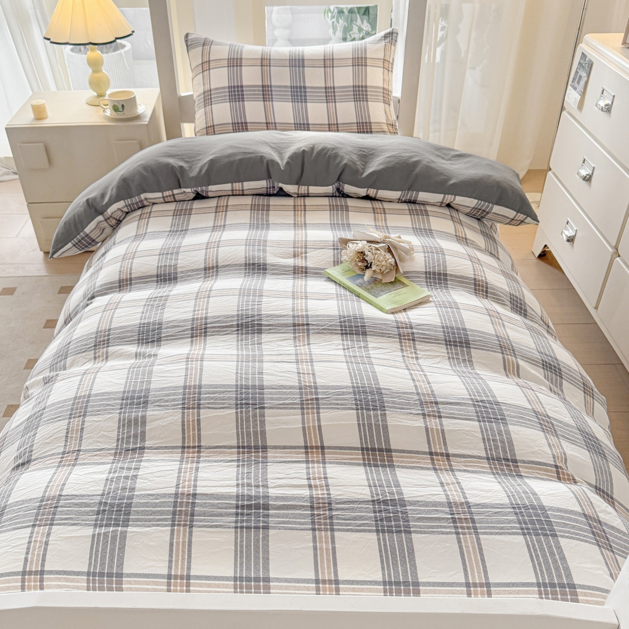 91家纺网 家纺一手货源 找家纺 盛秋家纺 2025新款水洗棉格子学生小三套套件 瑞克+中灰