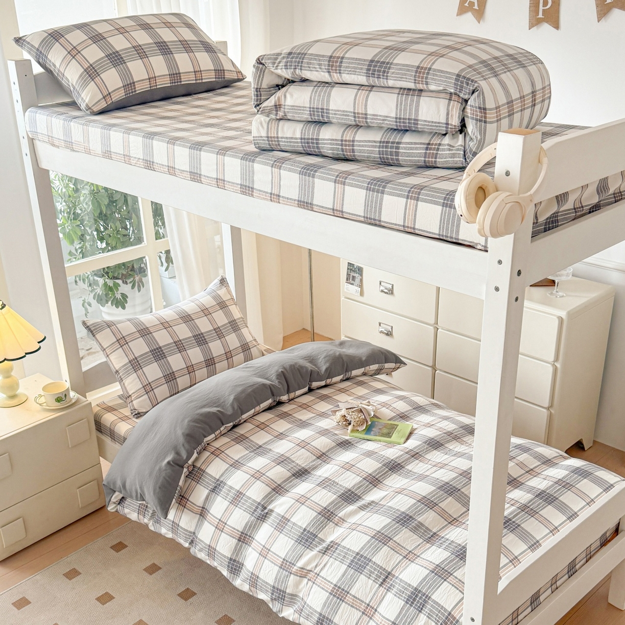 91家纺网 家纺一手货源 找家纺 盛秋家纺 2025新款水洗棉格子学生小三套套件 瑞克+中灰