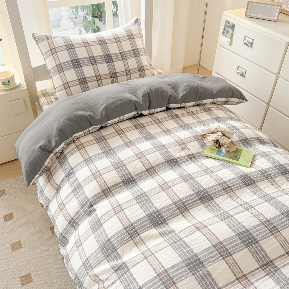 91家纺网 家纺一手货源 找家纺 盛秋家纺 2025新款水洗棉格子学生小三套套件 瑞克+中灰