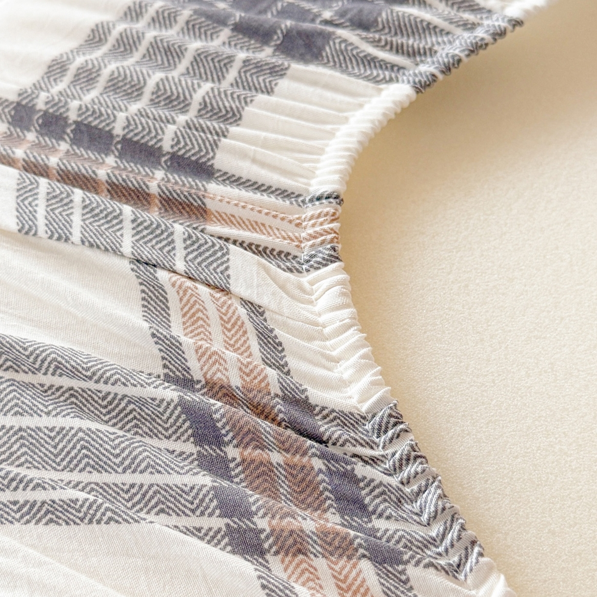 91家纺网 家纺一手货源 找家纺 盛秋家纺 2025新款水洗棉格子学生小三套套件 瑞克+中灰