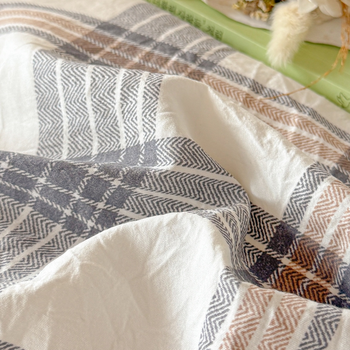 91家纺网 家纺一手货源 找家纺 盛秋家纺 2025新款水洗棉格子学生小三套套件 瑞克+中灰