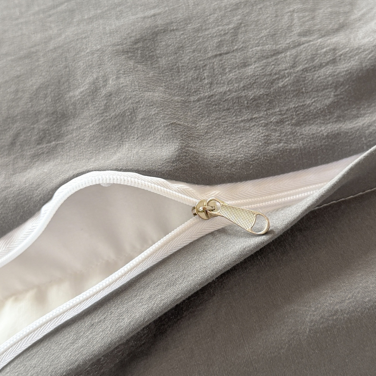 91家纺网 家纺一手货源 找家纺 盛秋家纺 2025新款水洗棉格子学生小三套套件 瑞克+中灰