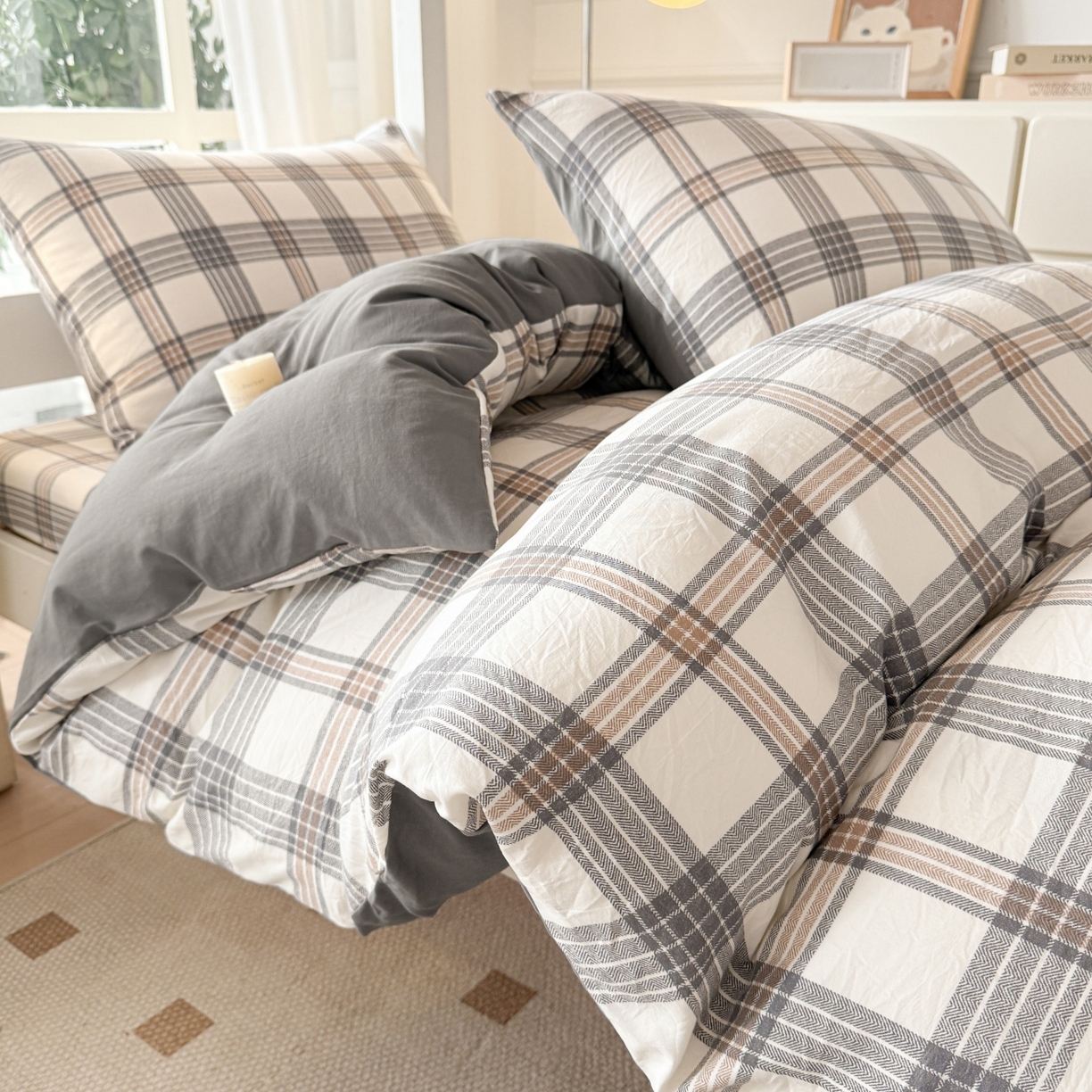 91家纺网 家纺一手货源 找家纺 盛秋家纺 2025新款水洗棉格子学生小三套套件 瑞克+中灰