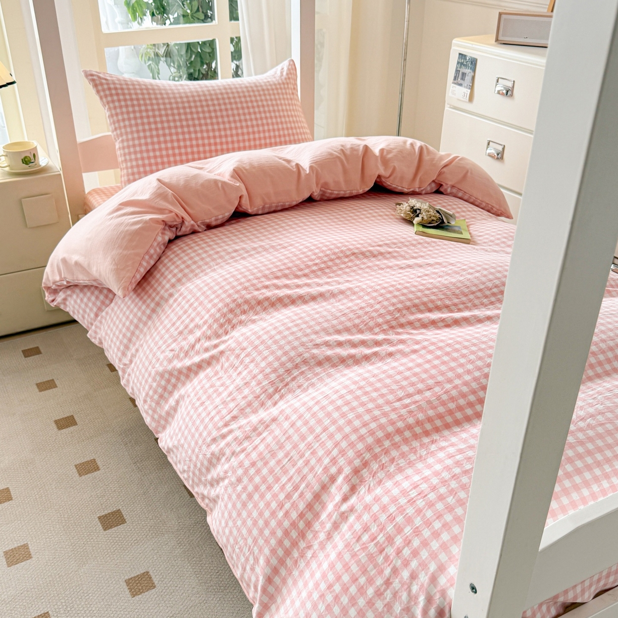 91家纺网 家纺一手货源 找家纺 盛秋家纺 2025新款水洗棉格子学生小三套套件 粉小格+奶油粉