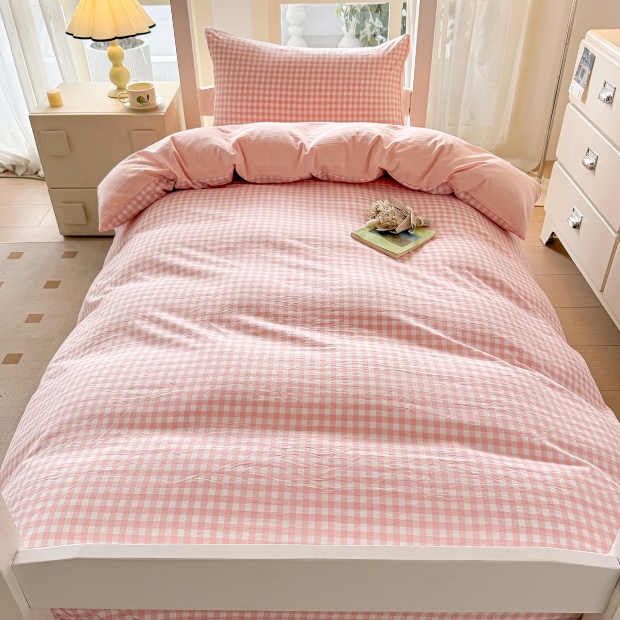 91家纺网 家纺一手货源 找家纺 盛秋家纺 2025新款水洗棉格子学生小三套套件 粉小格+奶油粉