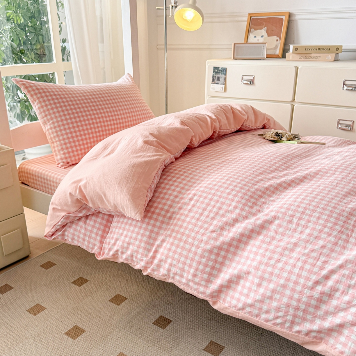 91家纺网 家纺一手货源 找家纺 盛秋家纺 2025新款水洗棉格子学生小三套套件 粉小格+奶油粉